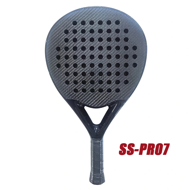 ¿Cuál es la diferencia entre las raquetas de bádminton de fibra de carbono y grafito?